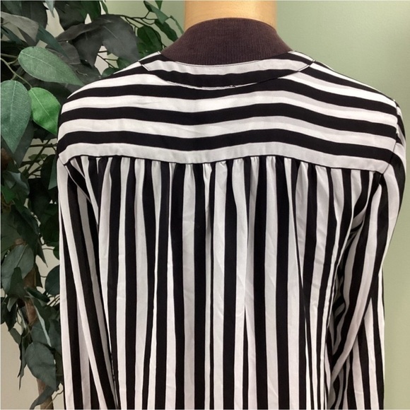 CHICOS blouse Woman’s size 1/small/8 refer to size chart black white - Picture 5 of 16